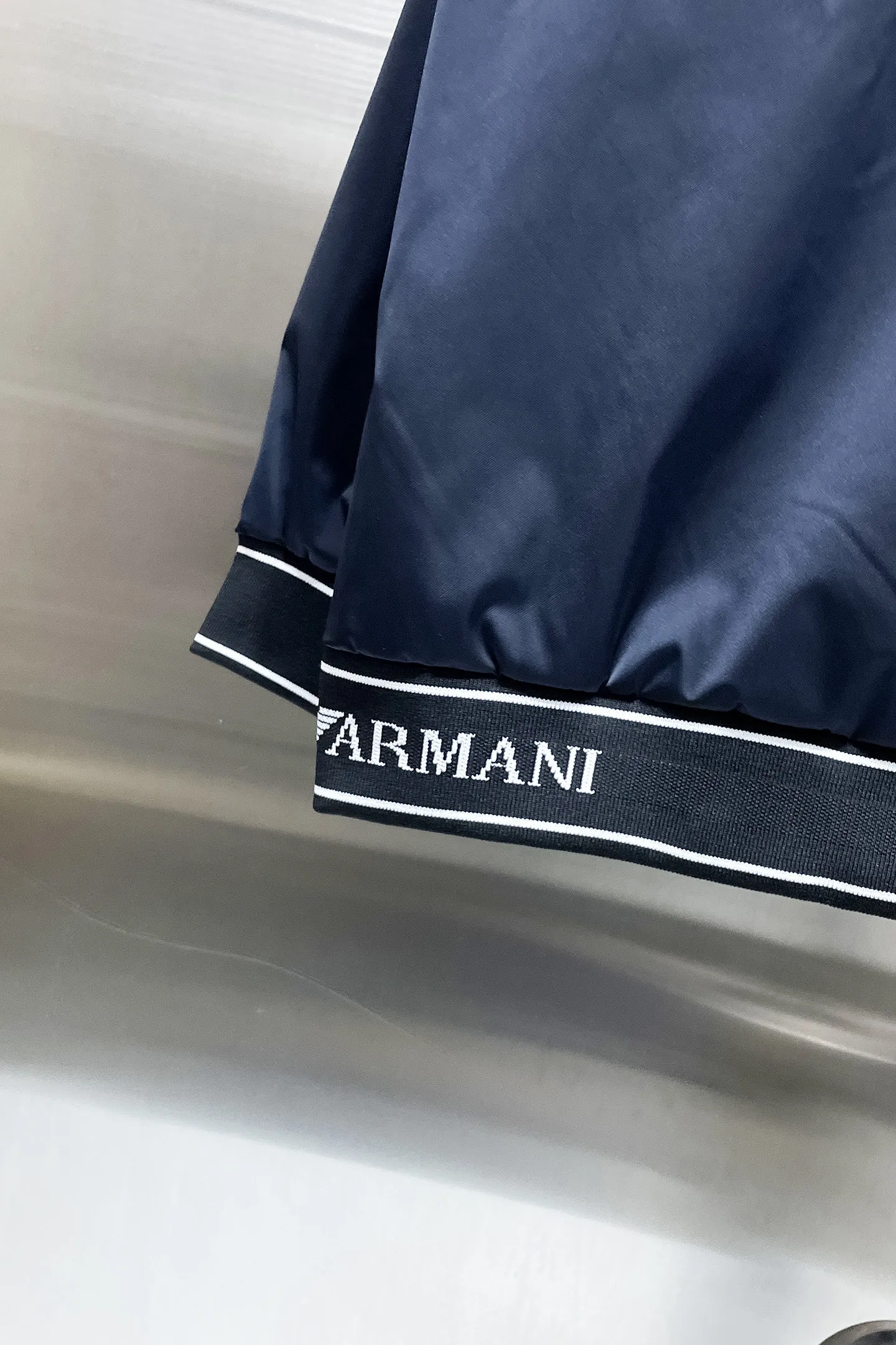 Armani official website Same Style, complete with three labels, on sale in advance. 2026 Autumn and Winter New Arrival men's jacket, Original with complete three labels, Premium version. Custom-made fabrics at the counter. Breathable, high comfort, impeccable details, brand element design concept, reflecting high quality. It feels delicate and soft, presents a casual cut, and has a great upper body shape. Sizes: M～3XL,
